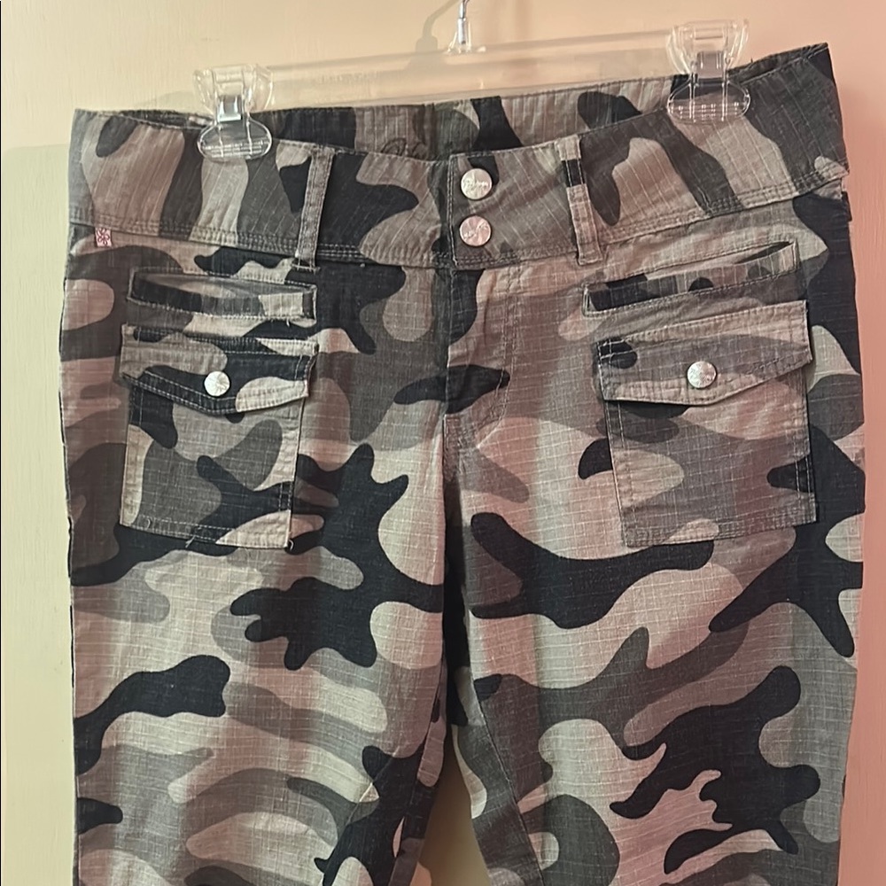 Younique Camouflage Capris